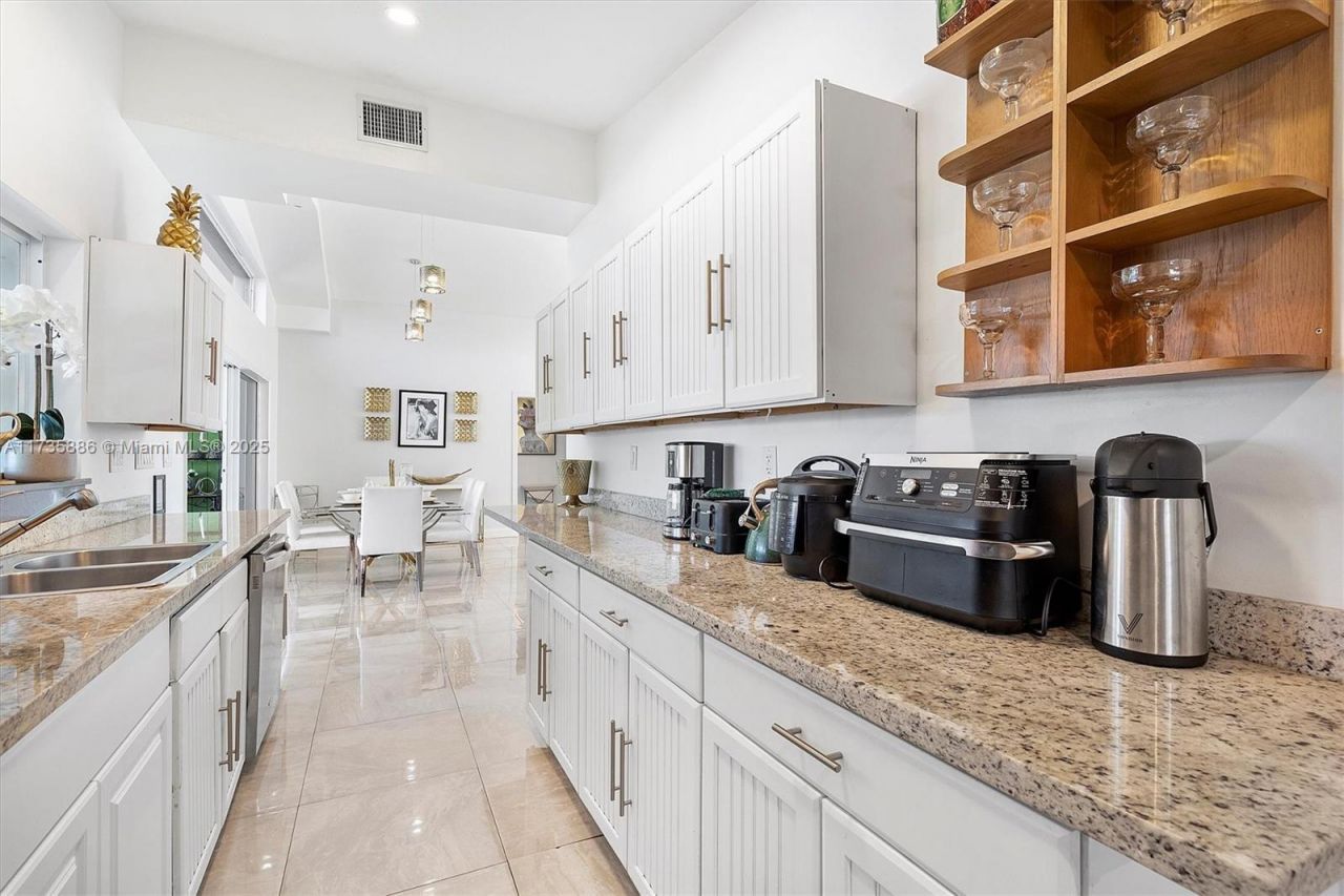 2541 NE 195th St, Miami, FL 33180 Photo