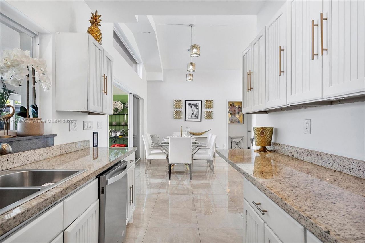 2541 NE 195th St, Miami, FL 33180 Photo