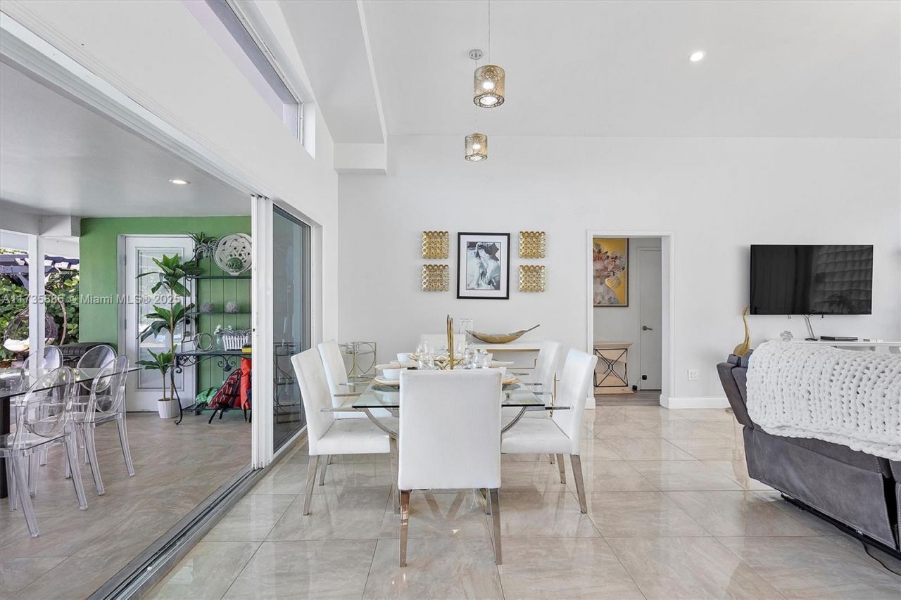 2541 NE 195th St, Miami, FL 33180 Photo