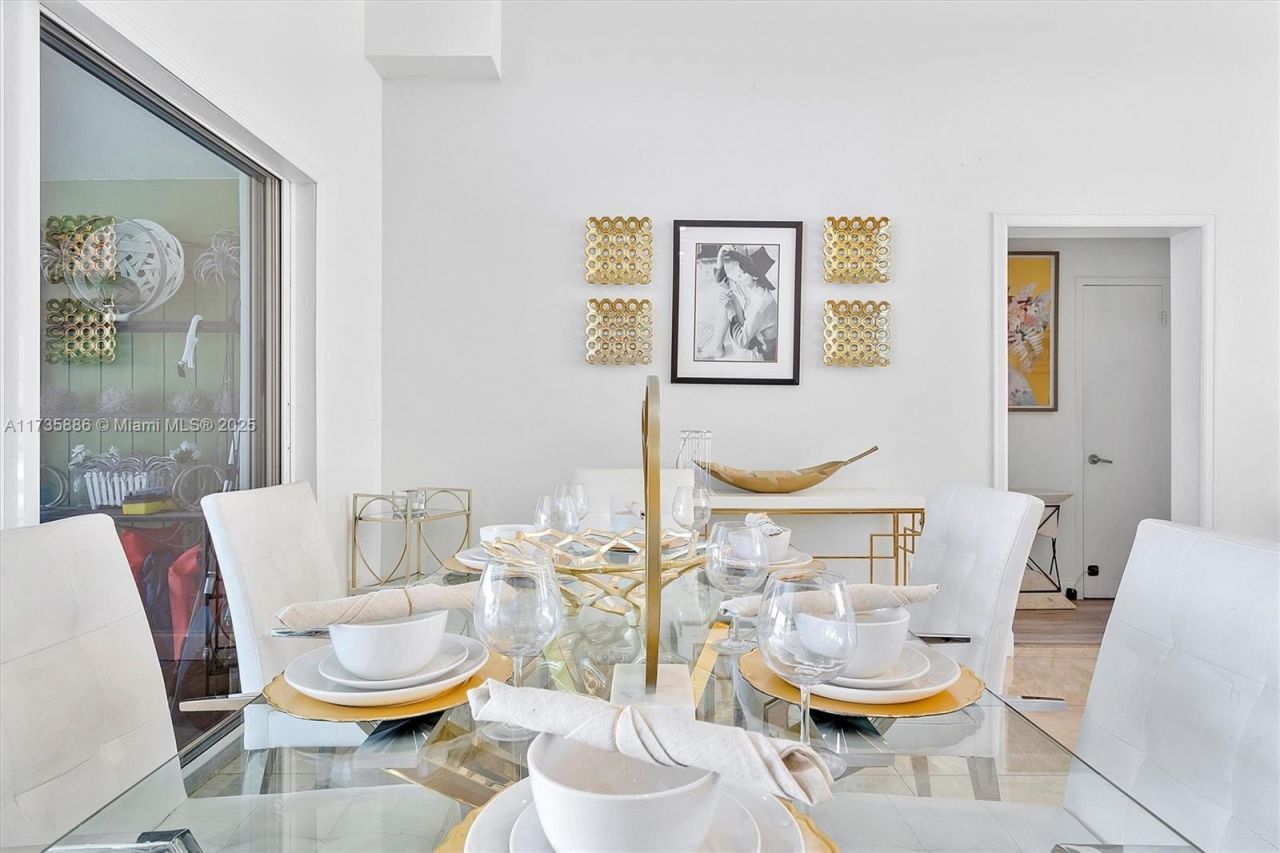 2541 NE 195th St, Miami, FL 33180 Photo