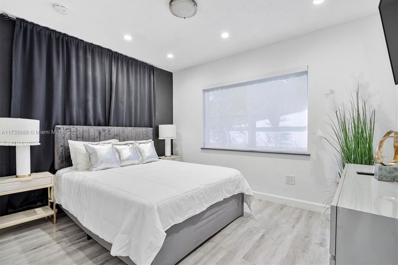 2541 NE 195th St, Miami, FL 33180 Photo