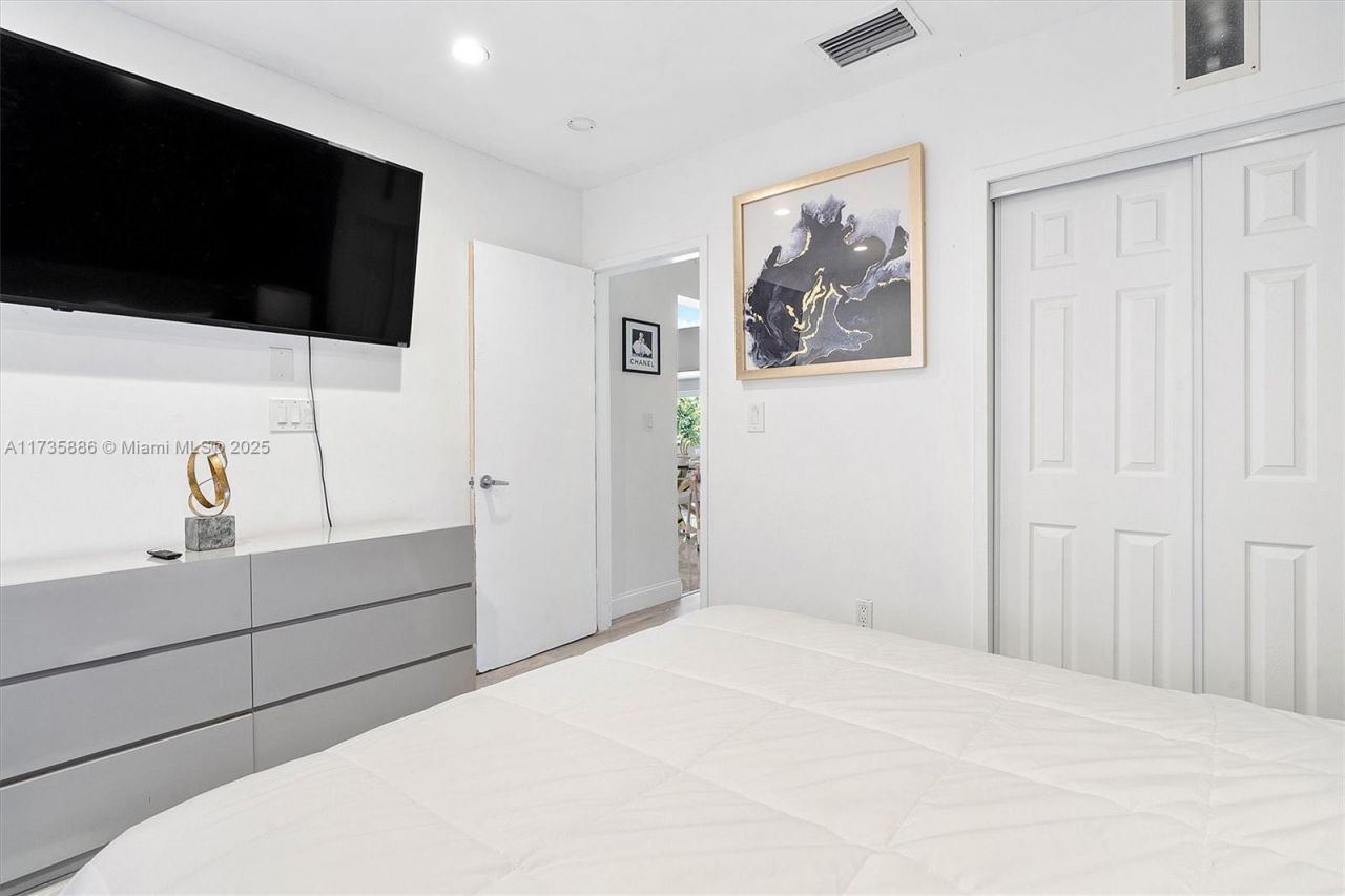 2541 NE 195th St, Miami, FL 33180 Photo