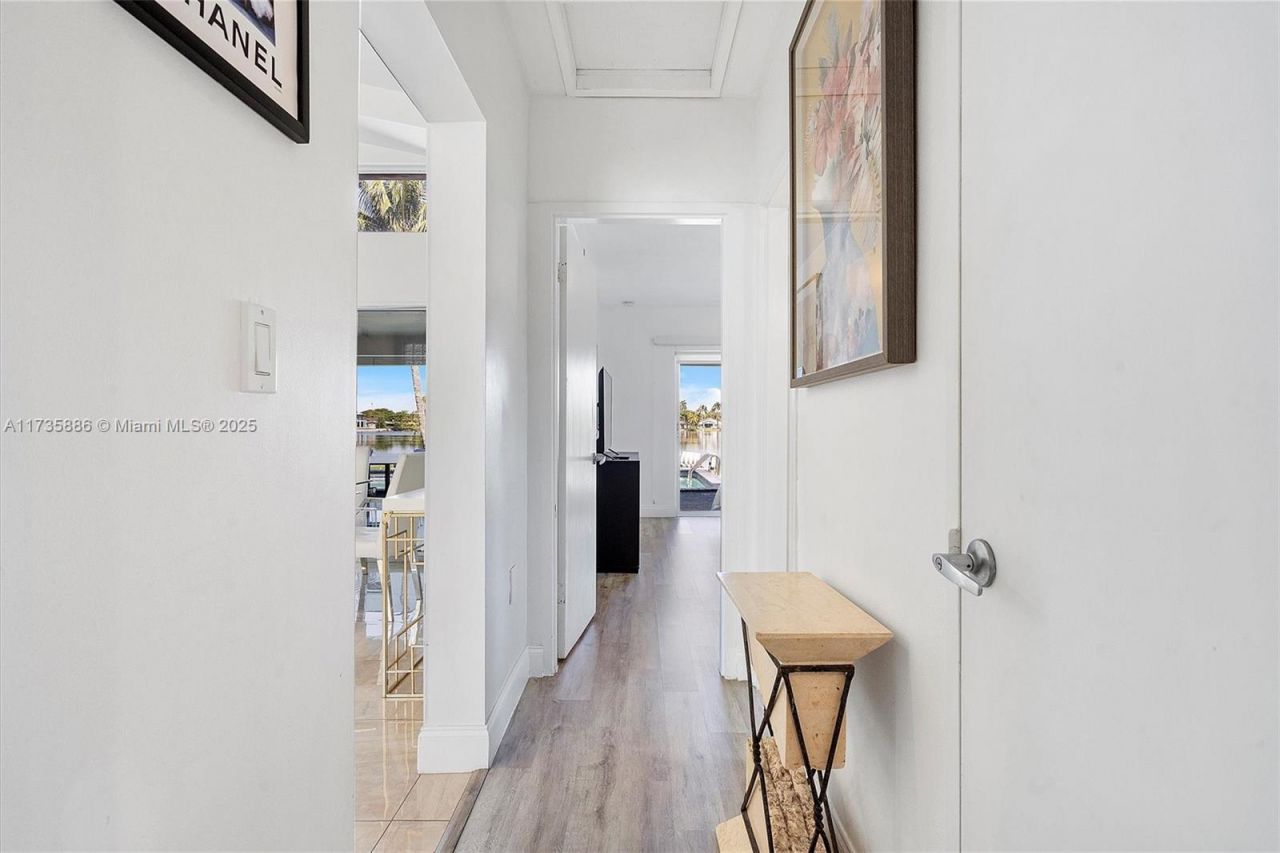 2541 NE 195th St, Miami, FL 33180 Photo