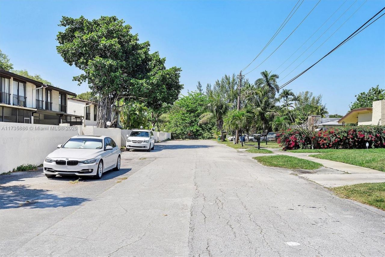 2541 NE 195th St, Miami, FL 33180 Photo