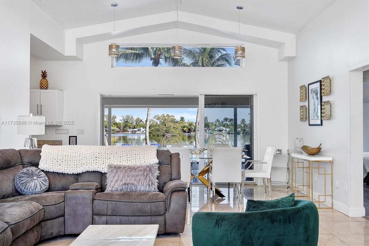 2541 NE 195th St, Miami, FL 33180 Photo