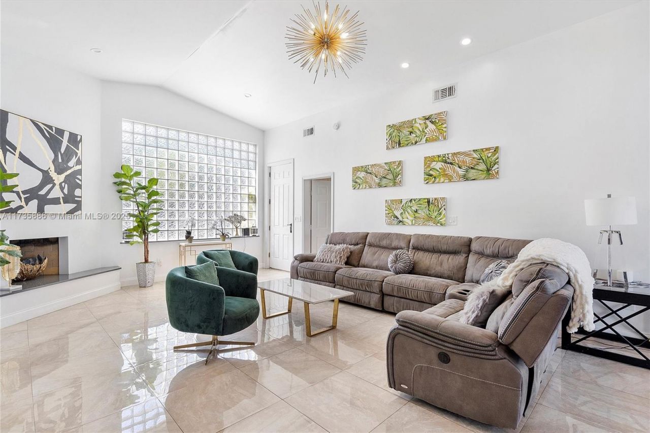 2541 NE 195th St, Miami, FL 33180 Photo