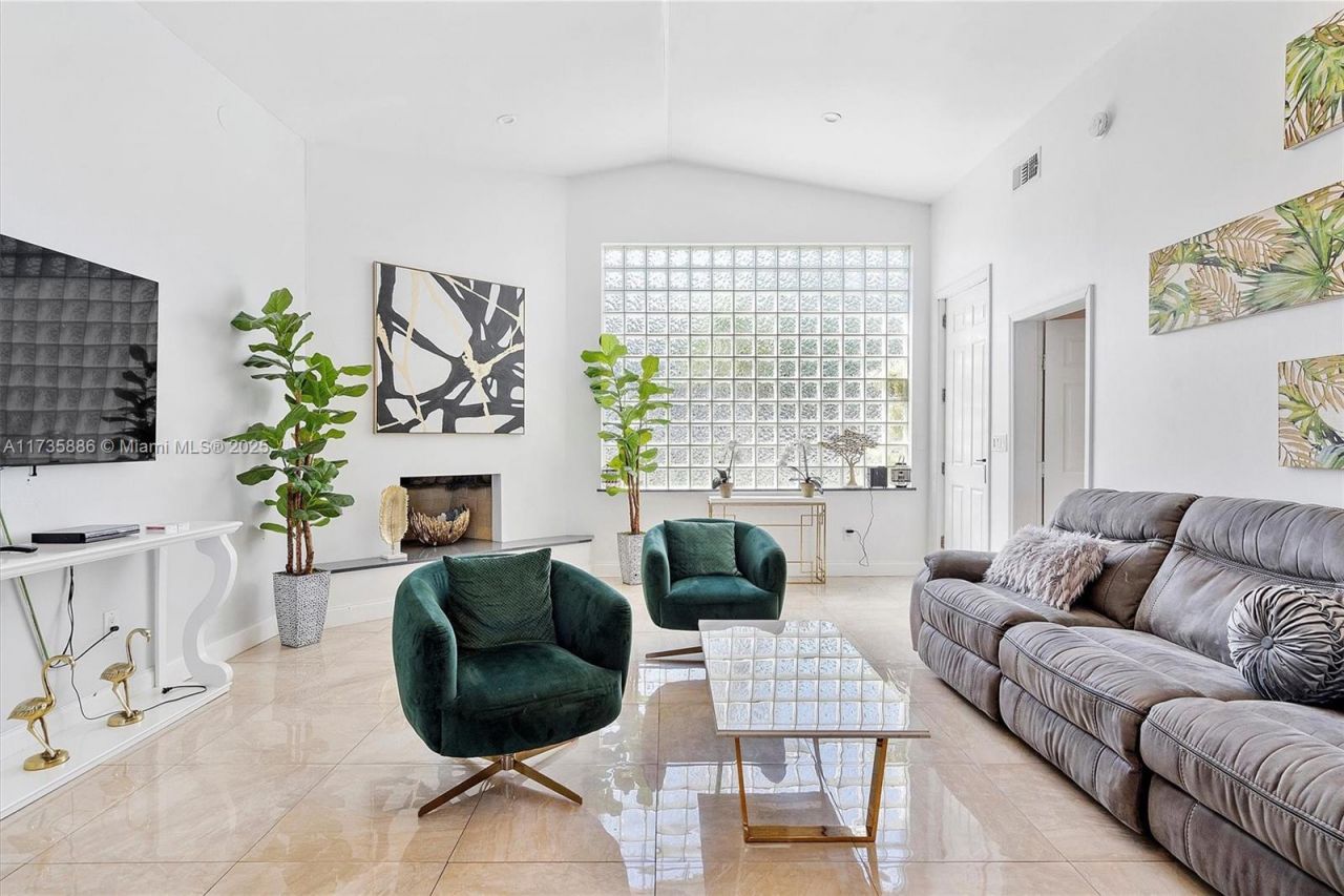 2541 NE 195th St, Miami, FL 33180 Photo