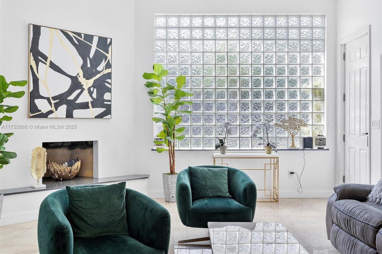 2541 NE 195th St, Miami, FL 33180 Photo