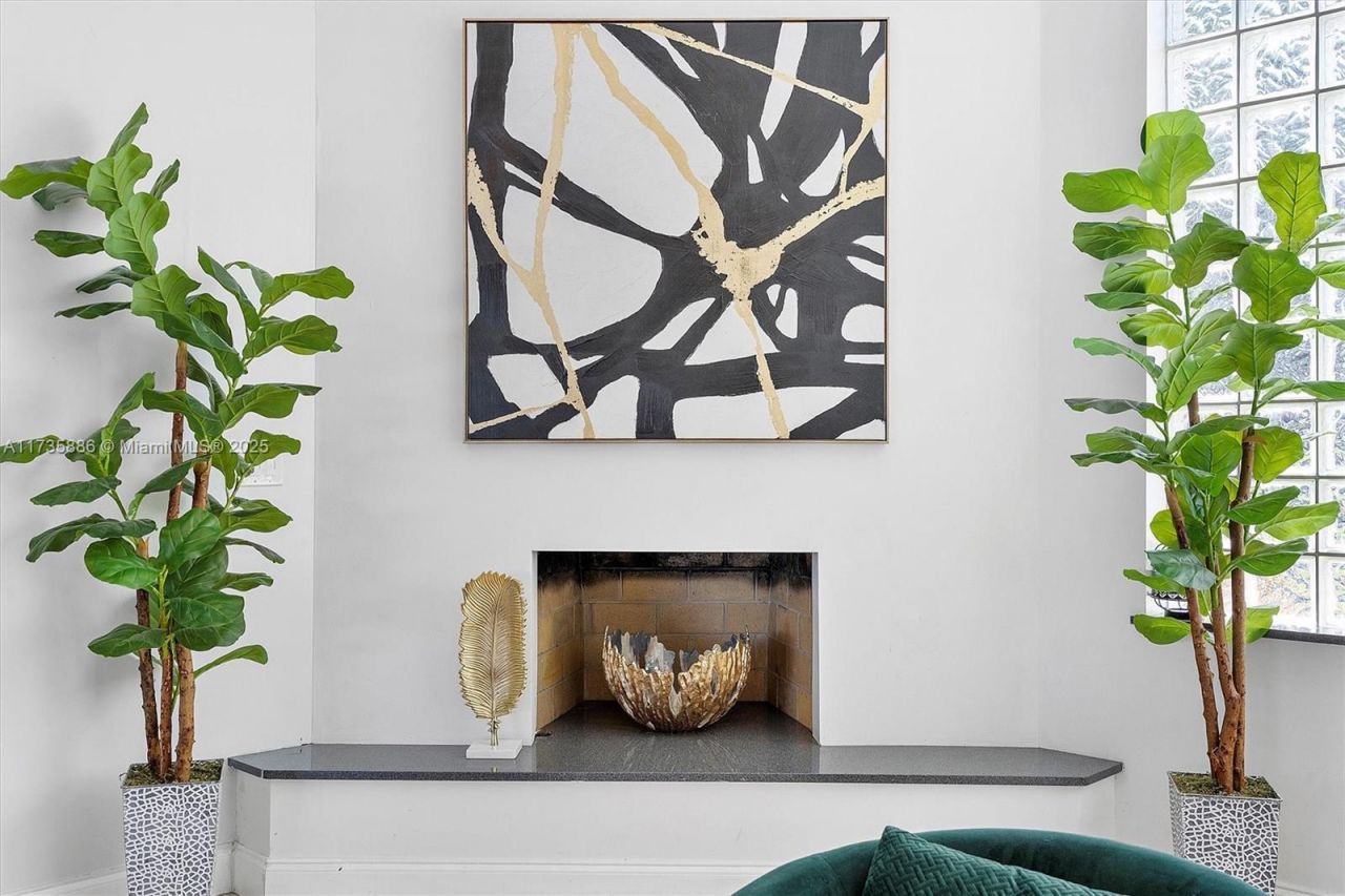 2541 NE 195th St, Miami, FL 33180 Photo