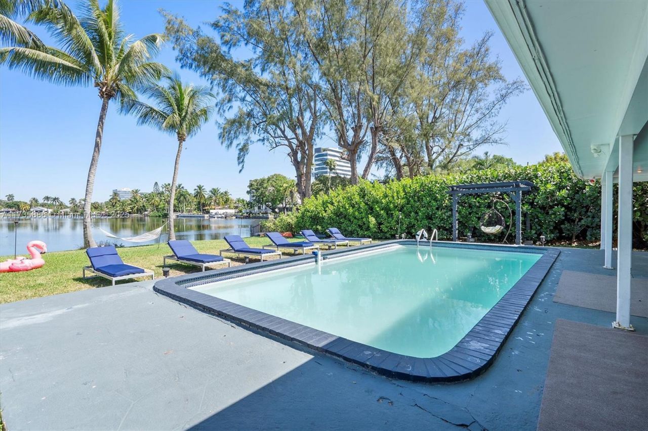 2541 NE 195th St, Miami, FL 33180 Photo