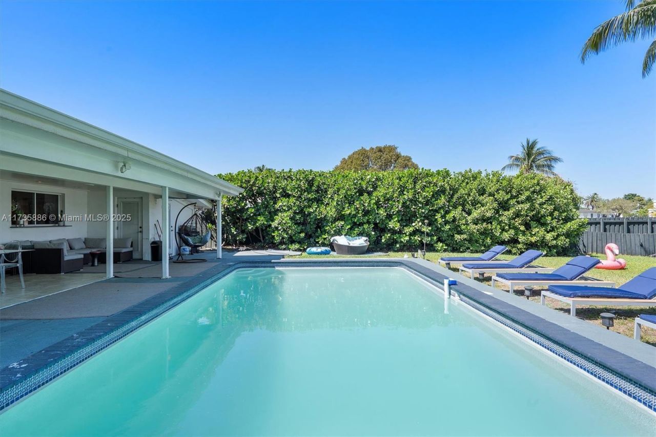 2541 NE 195th St, Miami, FL 33180 Photo