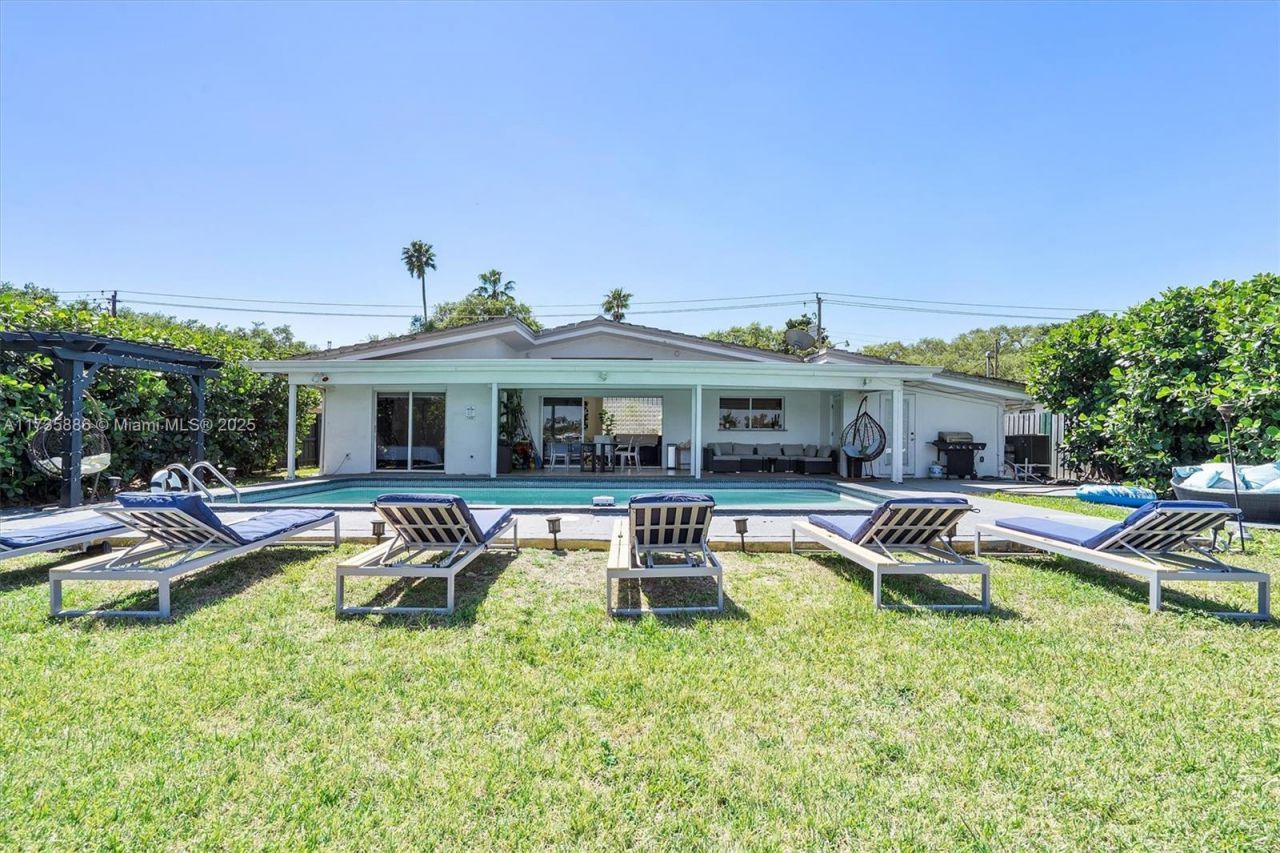 2541 NE 195th St, Miami, FL 33180 Photo