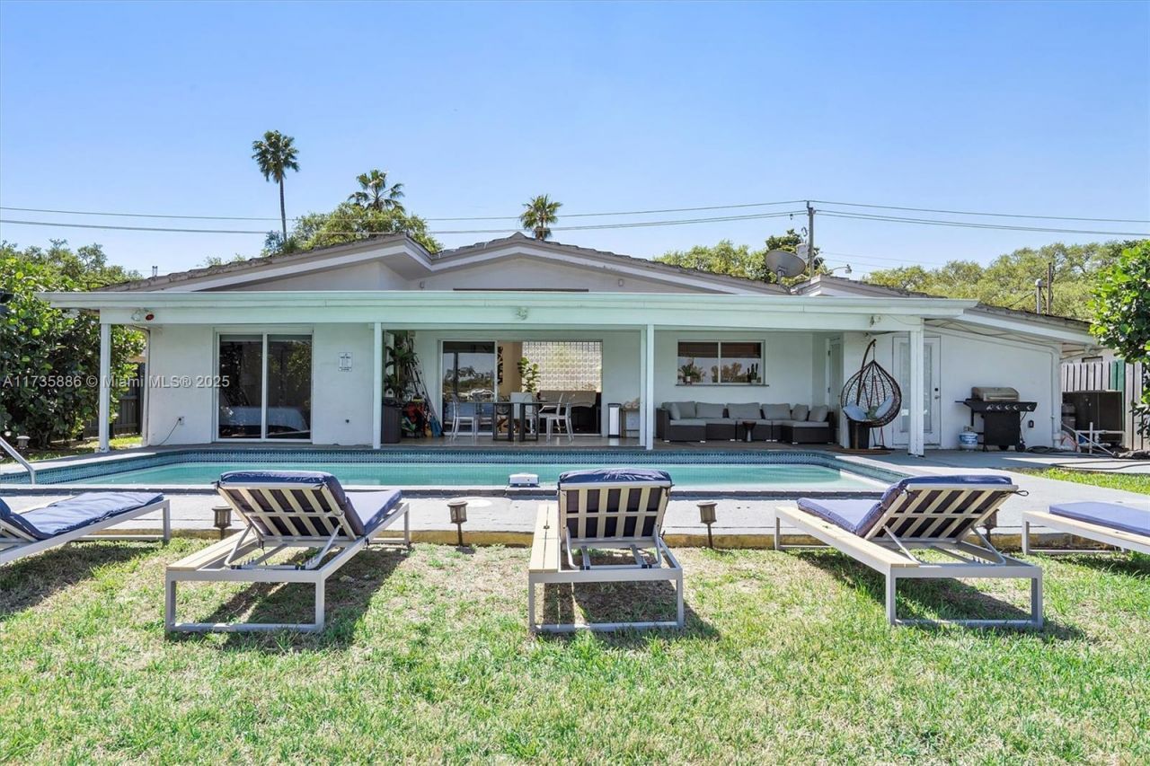 2541 NE 195th St, Miami, FL 33180 Photo