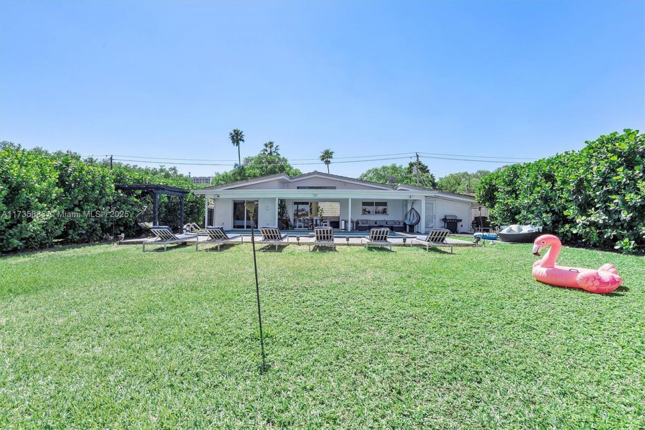 2541 NE 195th St, Miami, FL 33180 Photo