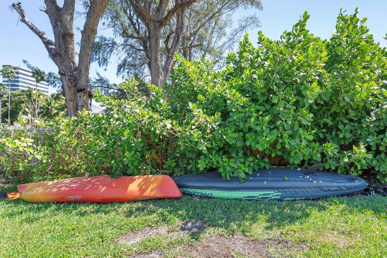 2541 NE 195th St, Miami, FL 33180 Photo