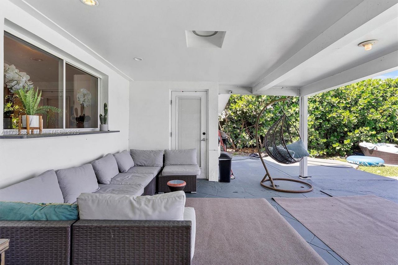 2541 NE 195th St, Miami, FL 33180 Photo