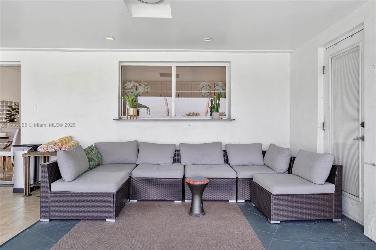 2541 NE 195th St, Miami, FL 33180 Photo