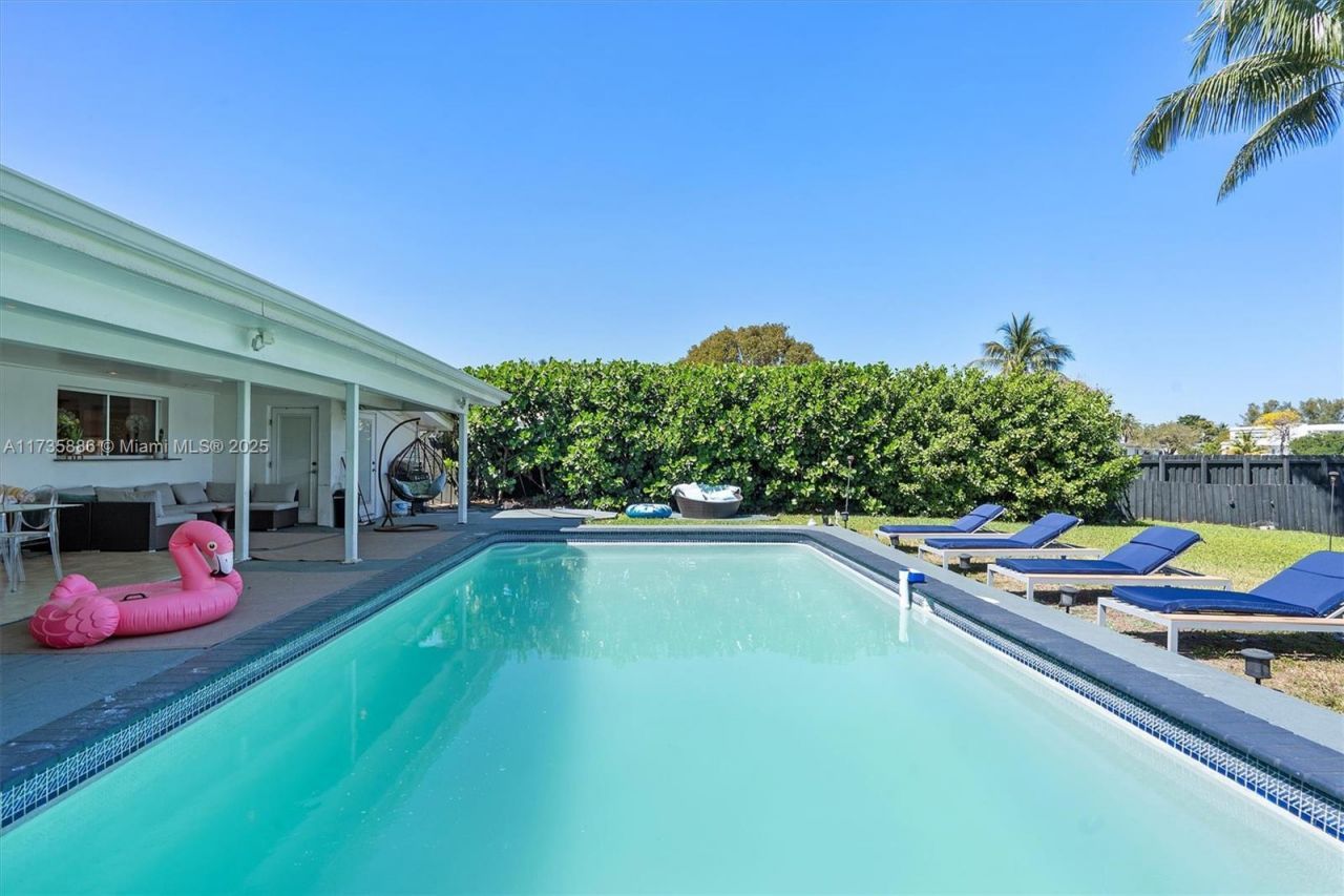 2541 NE 195th St, Miami, FL 33180 Photo