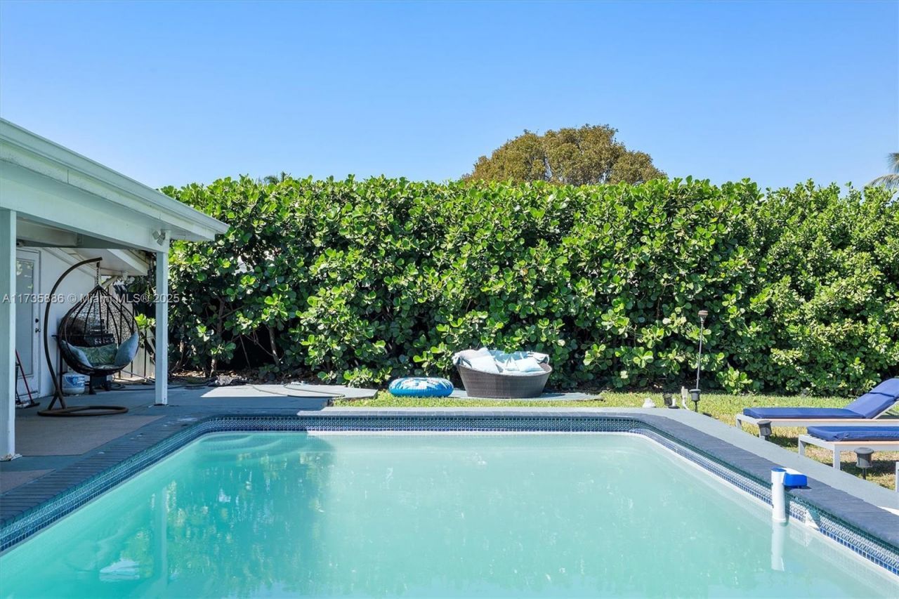 2541 NE 195th St, Miami, FL 33180 Photo