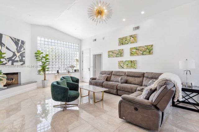 2541 NE 195th St, Miami, FL 33180 Photo