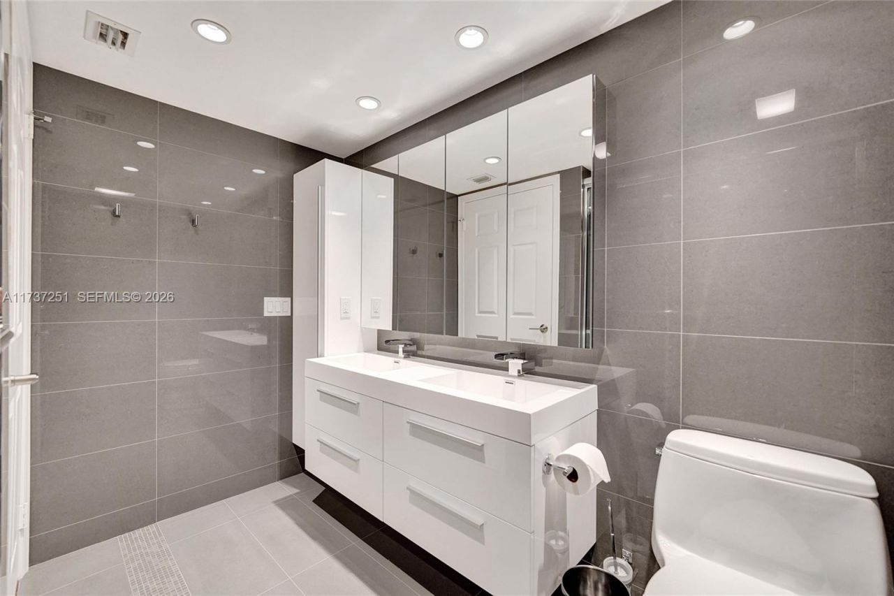 17700 N Bay Rd, Unit 608, Sunny Isles Beach, FL 33160 Photo