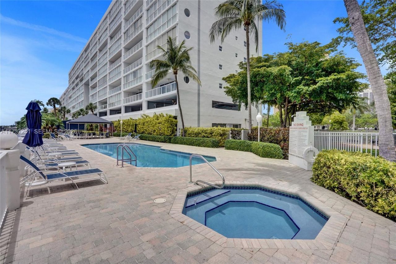 17700 N Bay Rd, Unit 608, Sunny Isles Beach, FL 33160 Photo