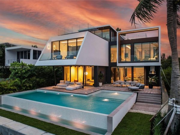 1369 N Venetian Way, Miami, FL 33139