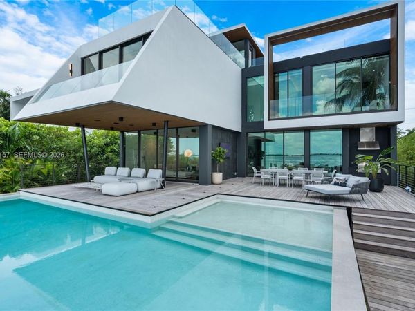 1369 N Venetian Way, Miami, FL 33139