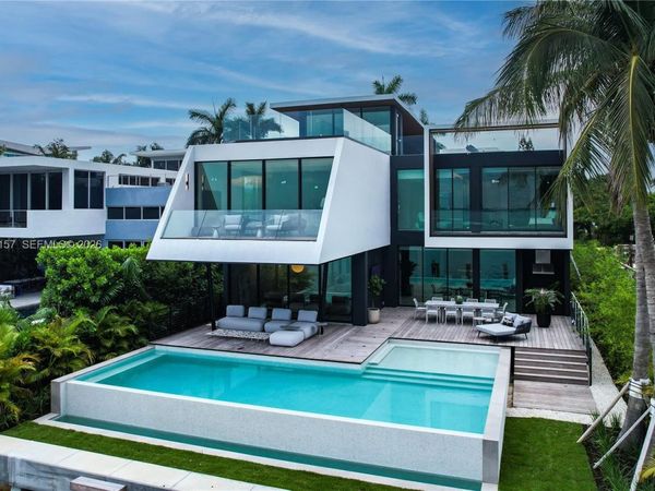 1369 N Venetian Way, Miami, FL 33139