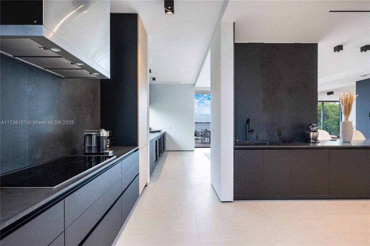 1369 N Venetian Way, Miami, FL 33139 Photo