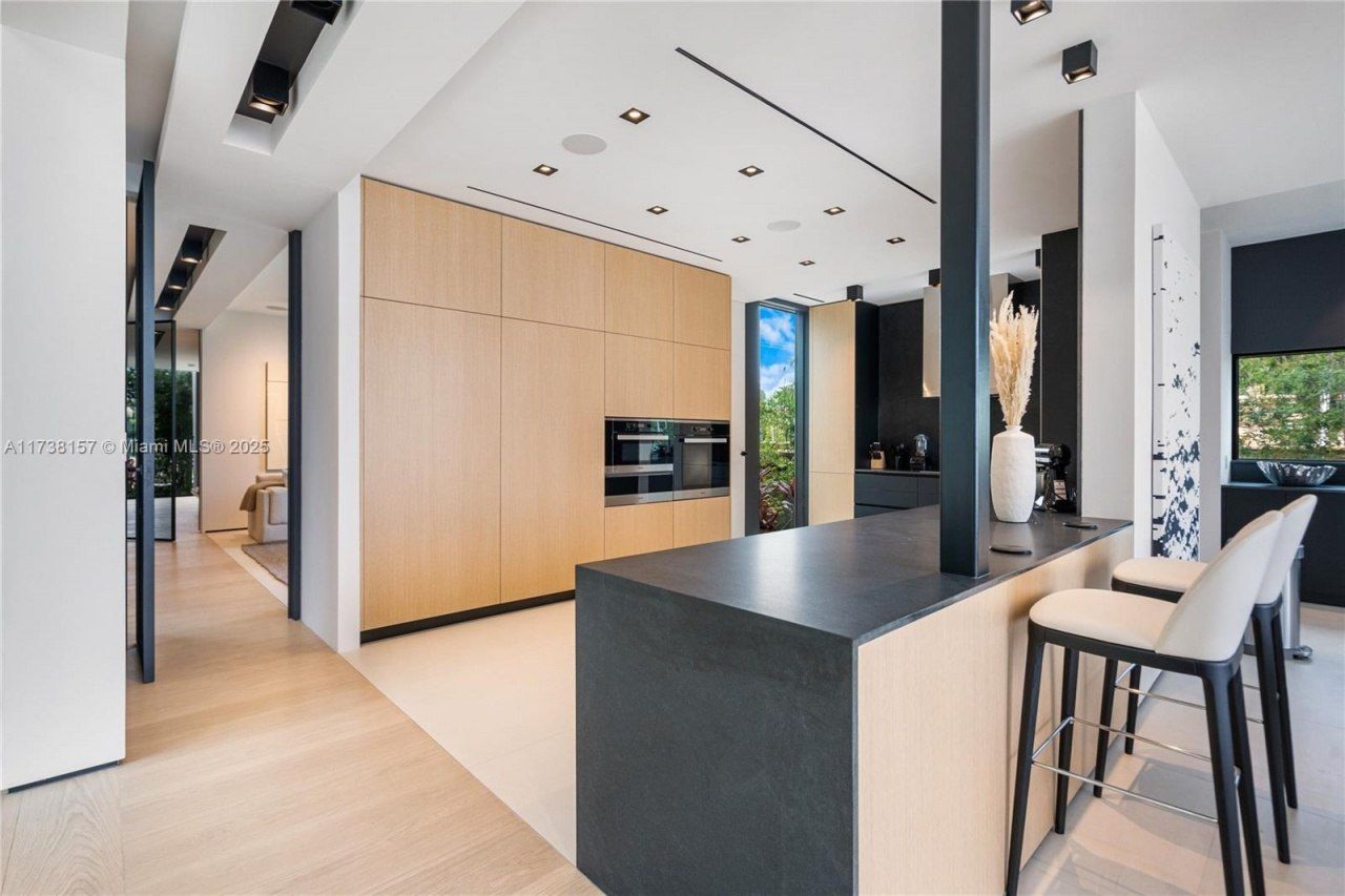 1369 N Venetian Way, Miami, FL 33139 Photo