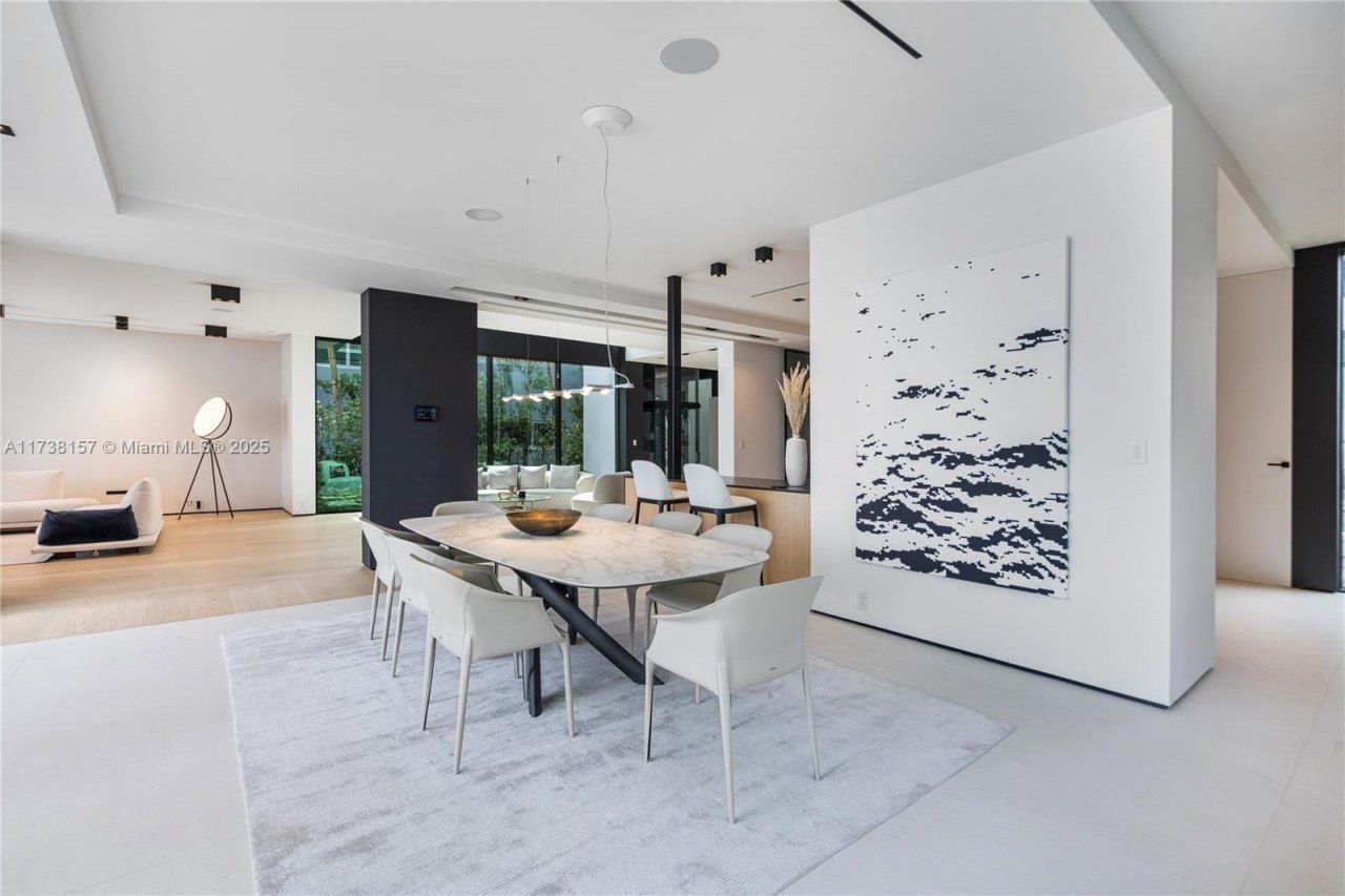 1369 N Venetian Way, Miami, FL 33139 Photo