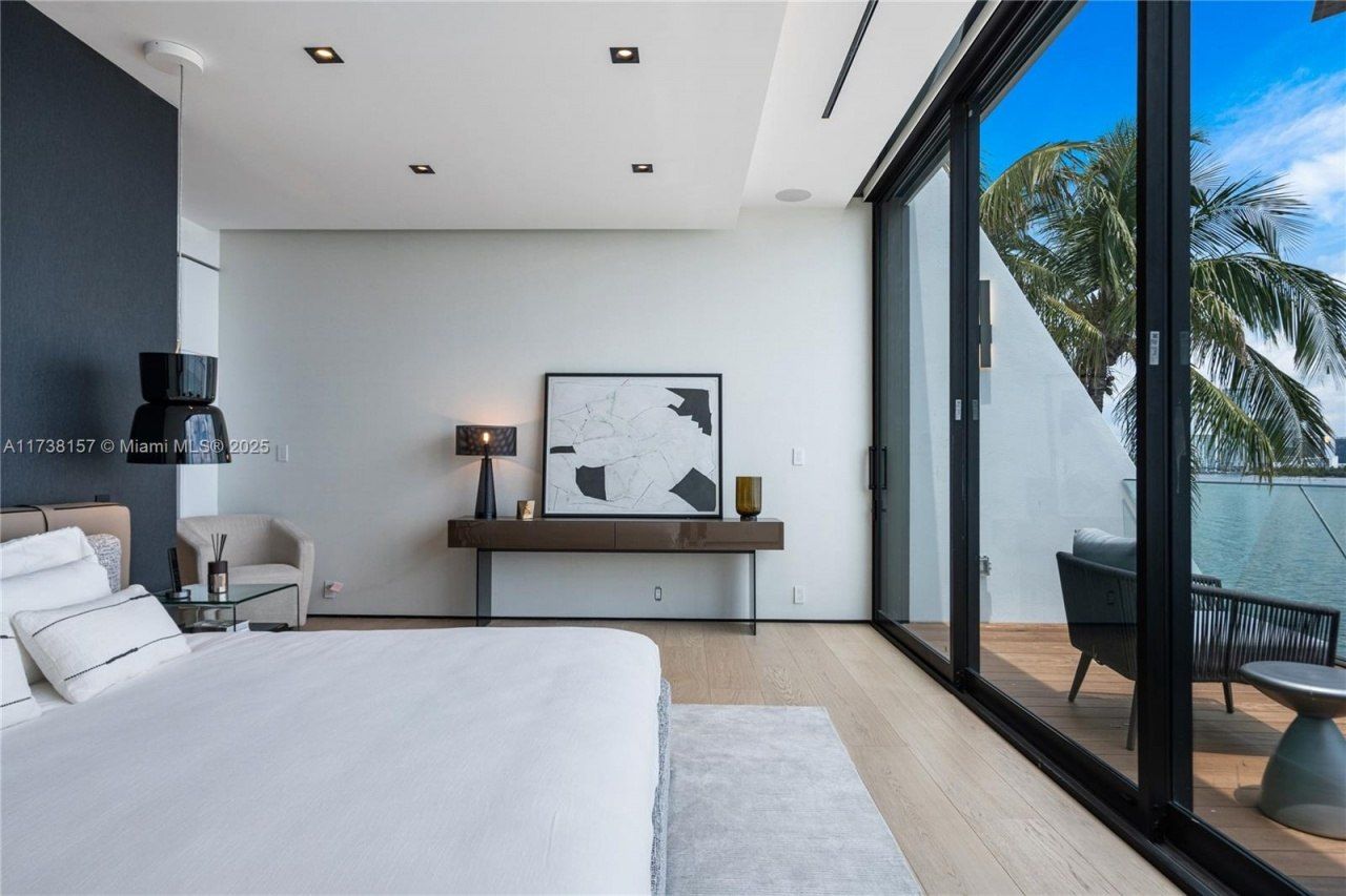 1369 N Venetian Way, Miami, FL 33139 Photo