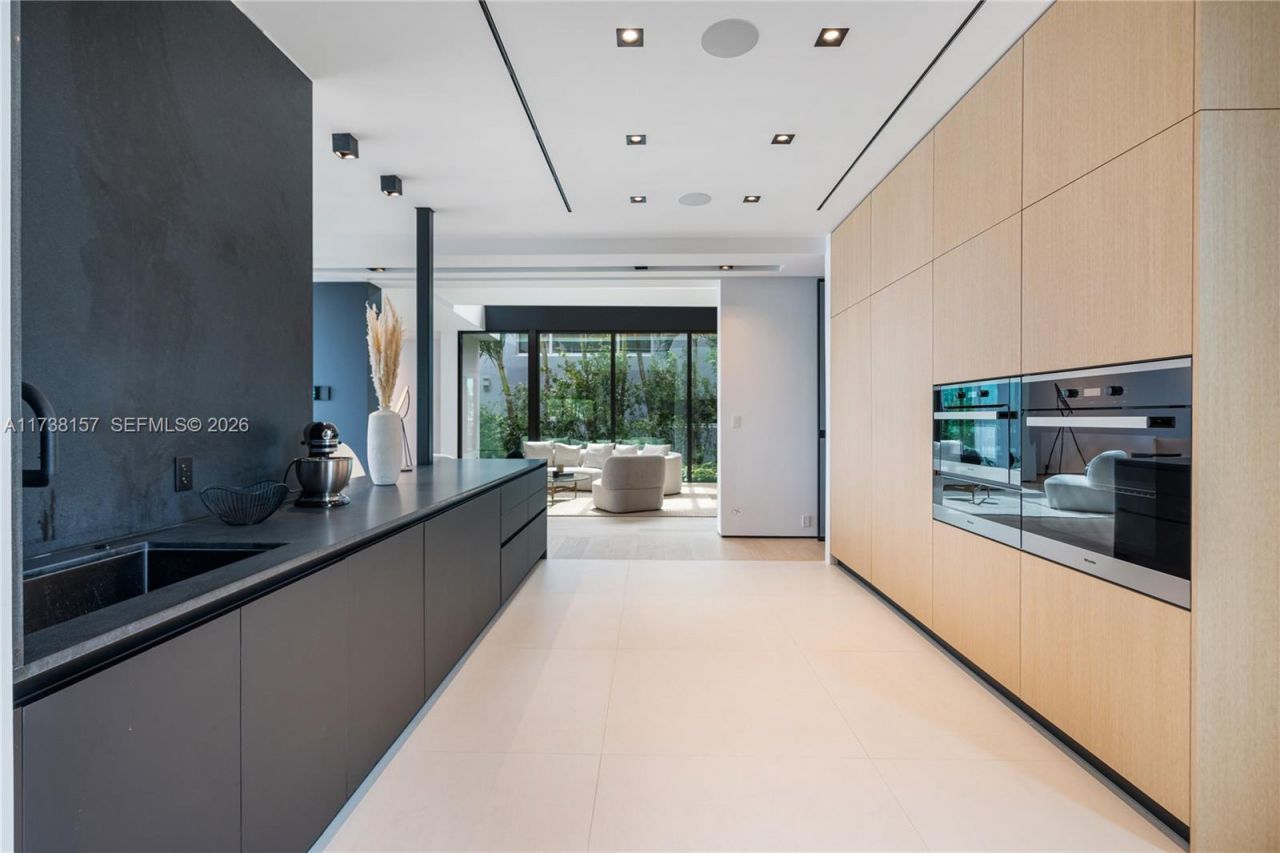 1369 N Venetian Way, Miami, FL 33139 Photo