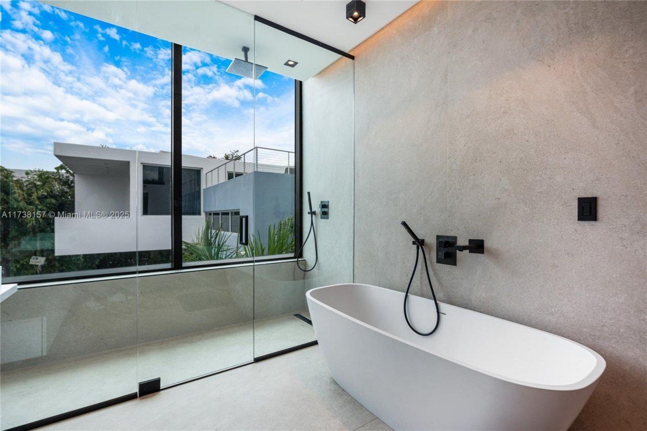 1369 N Venetian Way, Miami, FL 33139 Photo