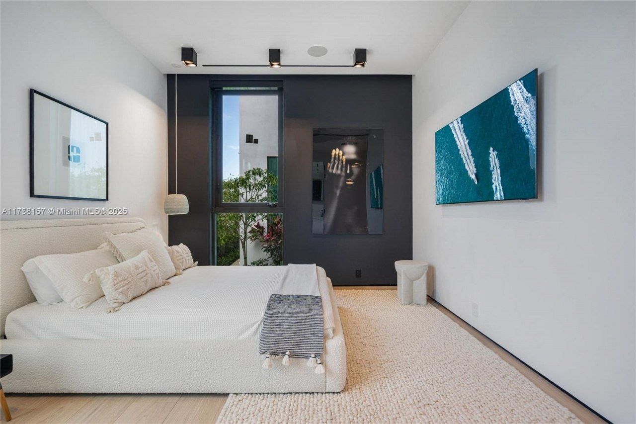 1369 N Venetian Way, Miami, FL 33139 Photo