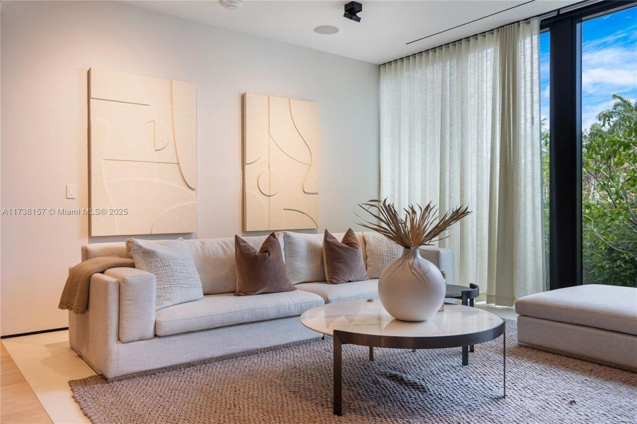 1369 N Venetian Way, Miami, FL 33139 Photo