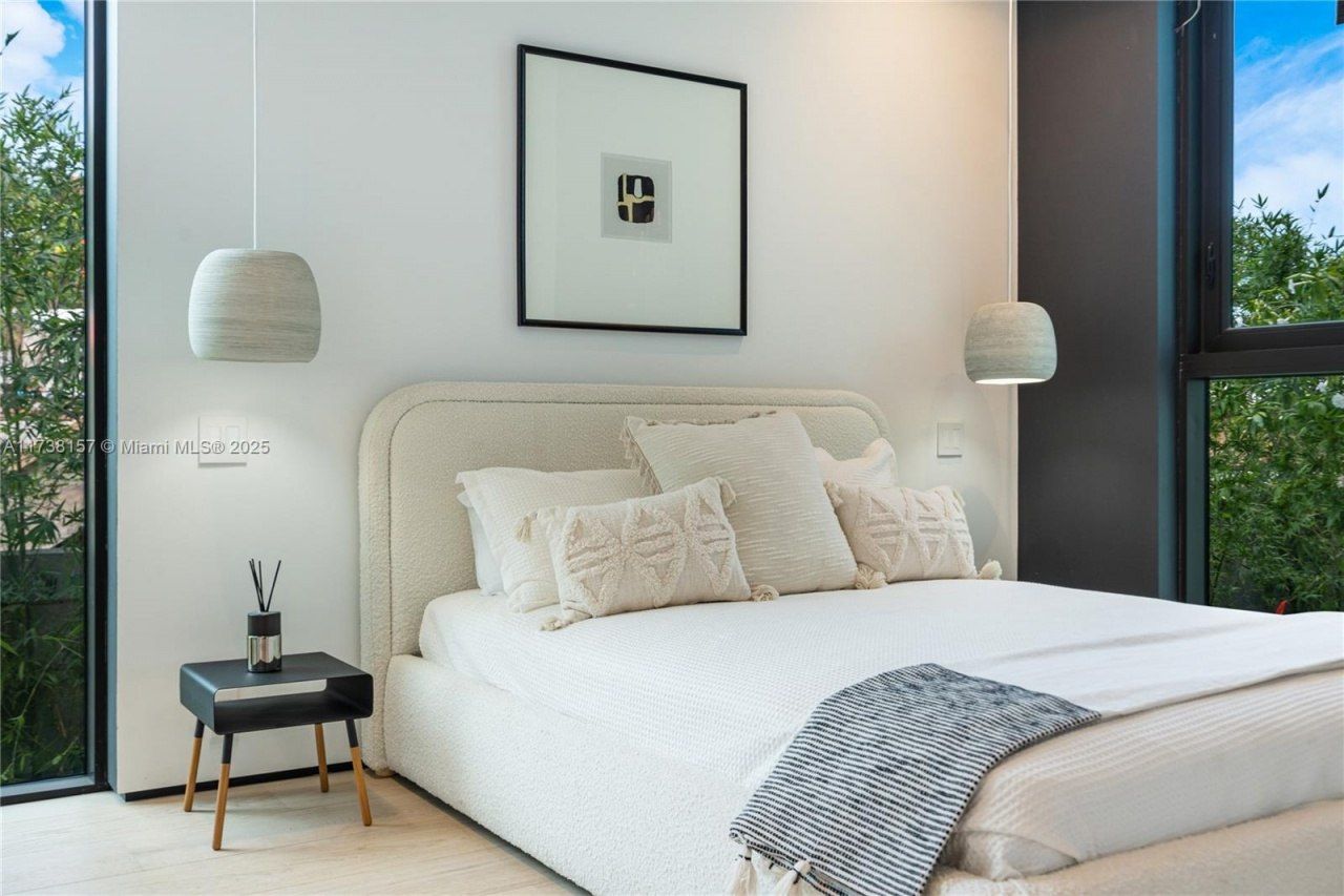 1369 N Venetian Way, Miami, FL 33139 Photo