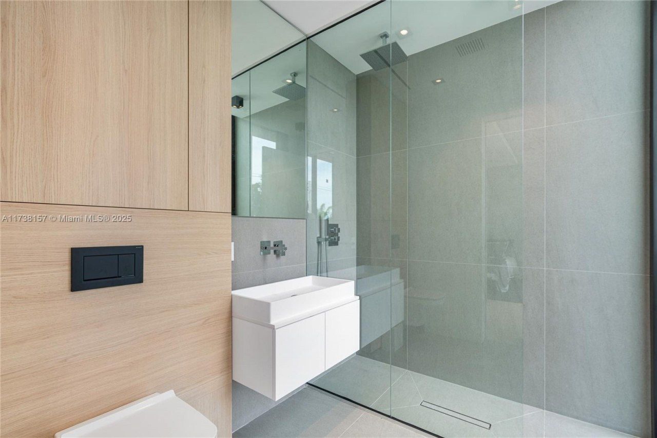 1369 N Venetian Way, Miami, FL 33139 Photo