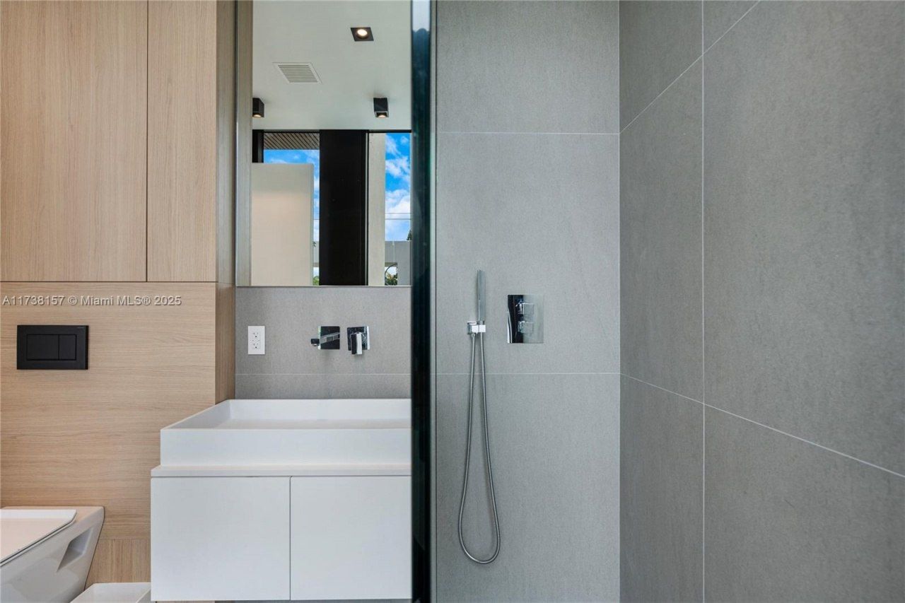 1369 N Venetian Way, Miami, FL 33139 Photo