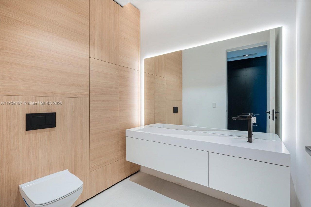 1369 N Venetian Way, Miami, FL 33139 Photo