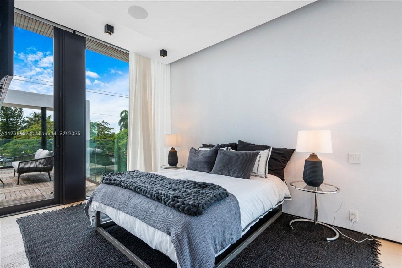 1369 N Venetian Way, Miami, FL 33139 Photo