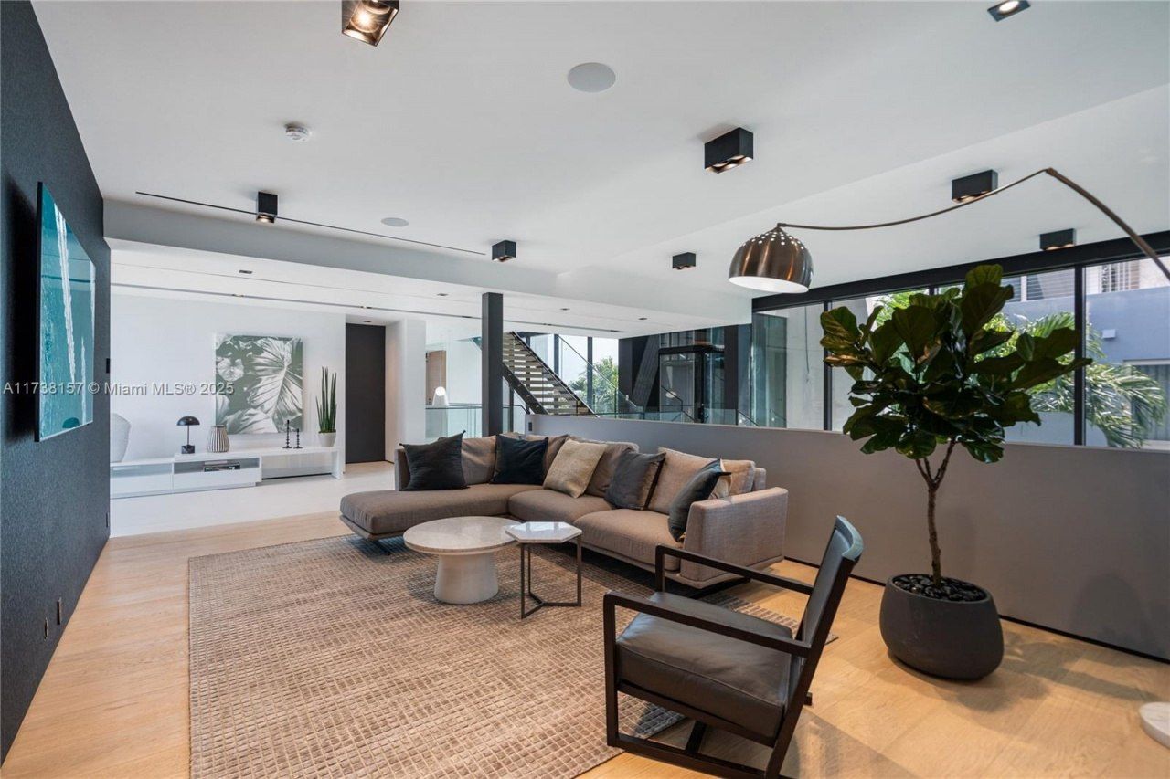 1369 N Venetian Way, Miami, FL 33139 Photo