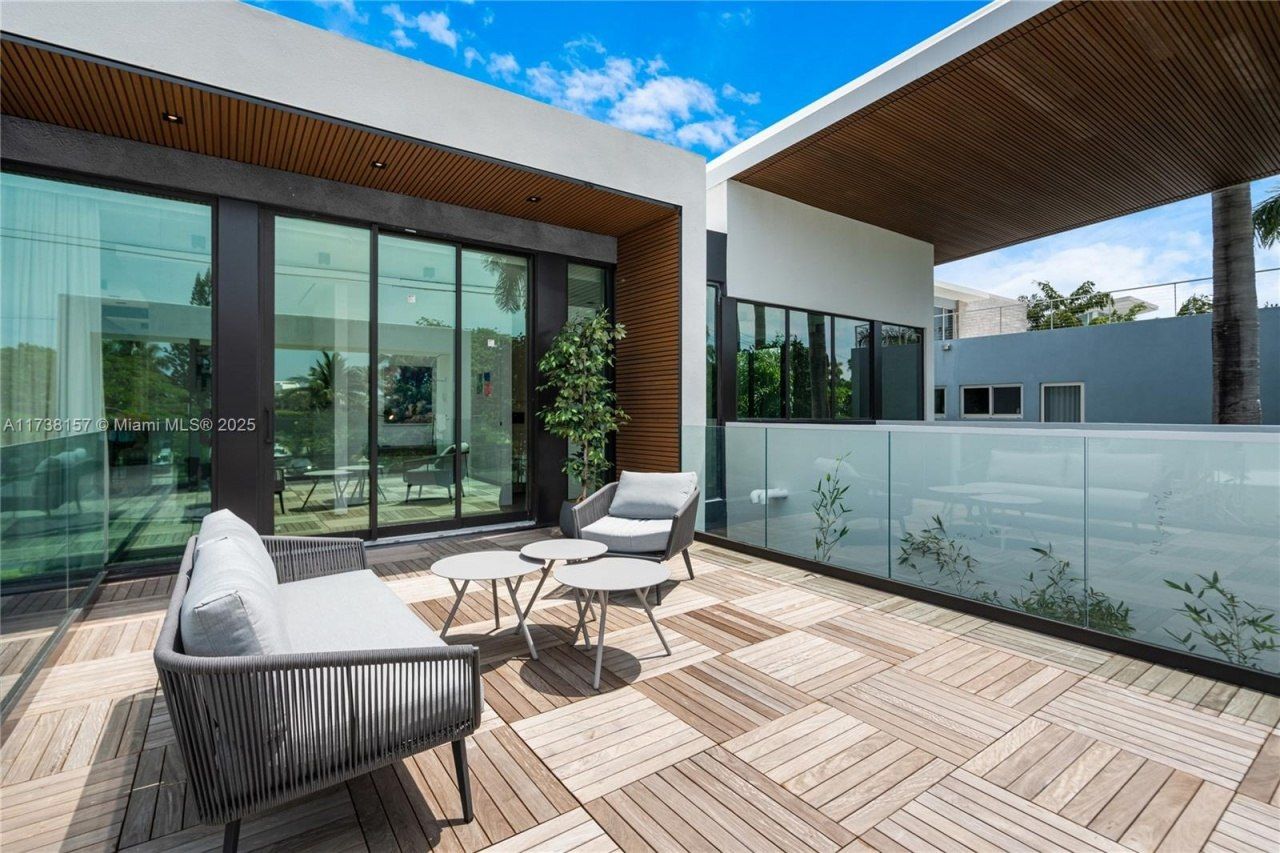 1369 N Venetian Way, Miami, FL 33139 Photo