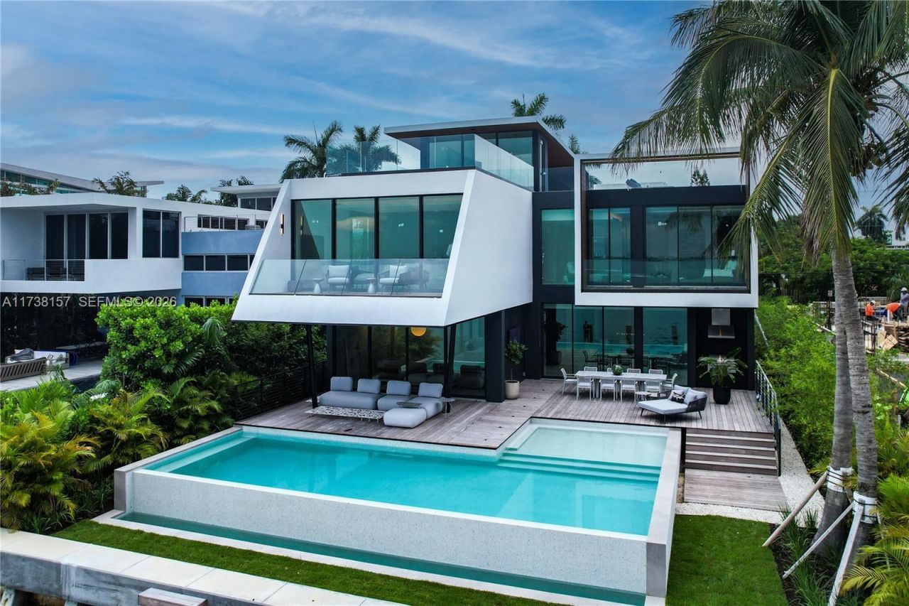 1369 N Venetian Way, Miami, FL 33139 Photo