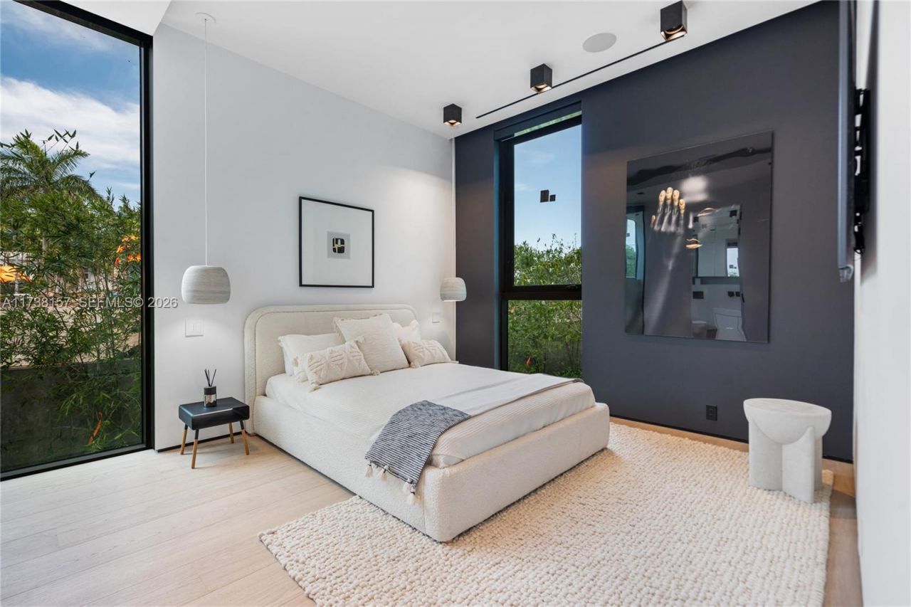 1369 N Venetian Way, Miami, FL 33139 Photo