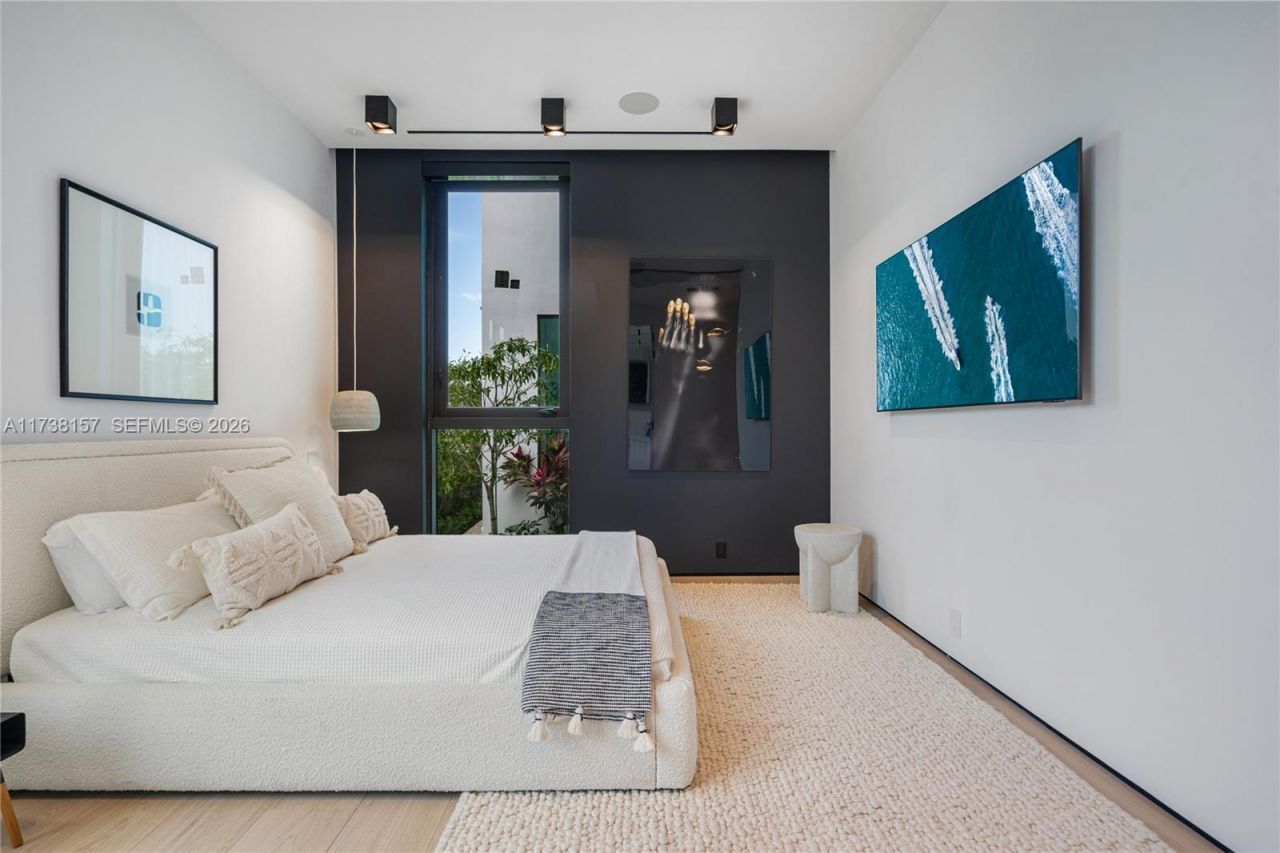 1369 N Venetian Way, Miami, FL 33139 Photo