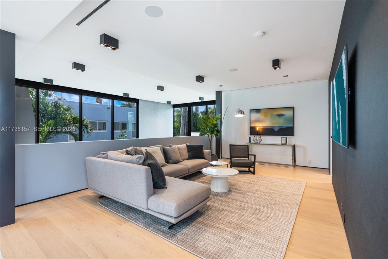 1369 N Venetian Way, Miami, FL 33139 Photo