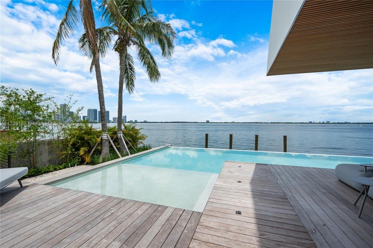 1369 N Venetian Way, Miami, FL 33139 Photo