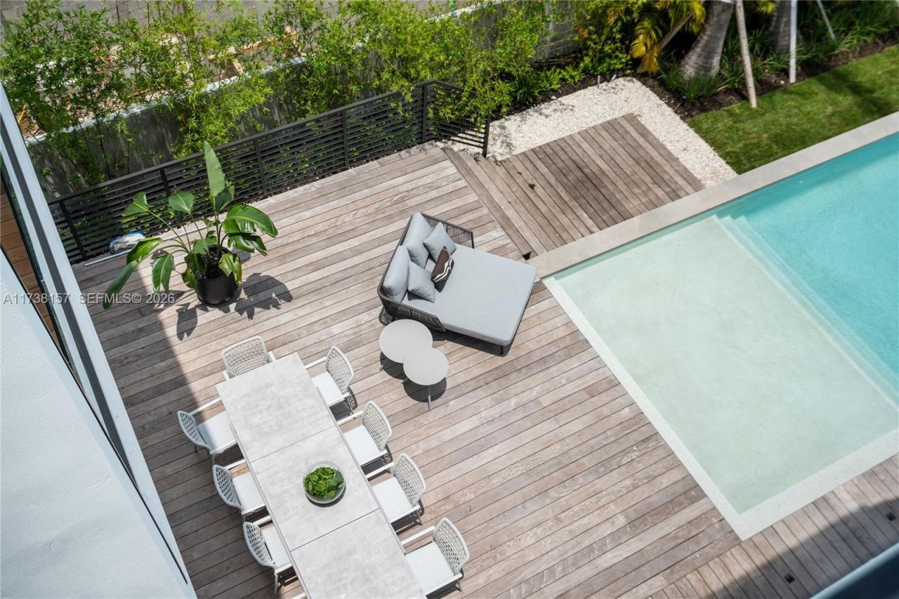 1369 N Venetian Way, Miami, FL 33139 Photo